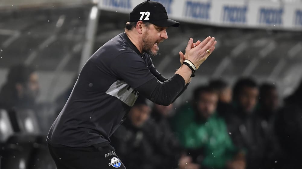 Paderborns Trainer Steffen Baumgart treibt sein Team an.