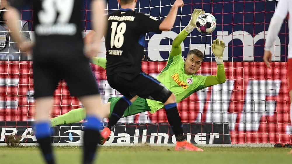 Augen auf das Ziel: Alexander Meyer zeichnet sich beim Elfmeter von Srbeny aus und bewahrt Regensburg vor dem 1:1.
