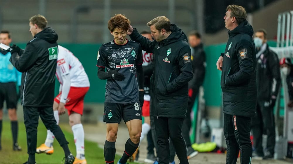 Werder-Trainer Florian Kohfeldt gratuliert Yuya Osako zu seinen Treffer.
