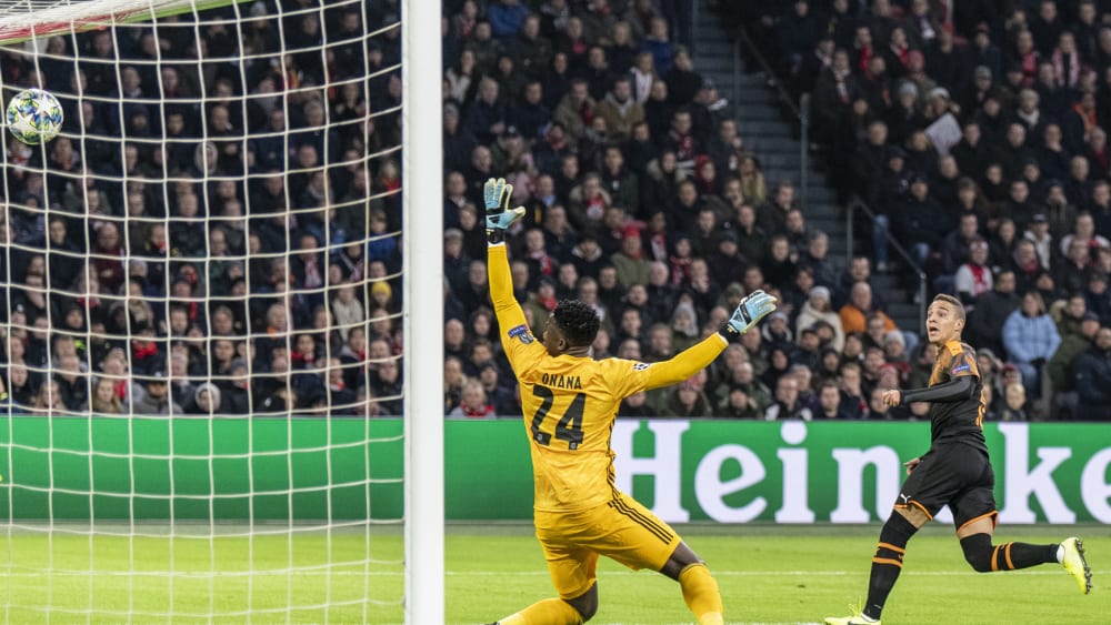 Rodrigo (rechts) trifft zum 1:0 für Valencia gegen Onana und Ajax
