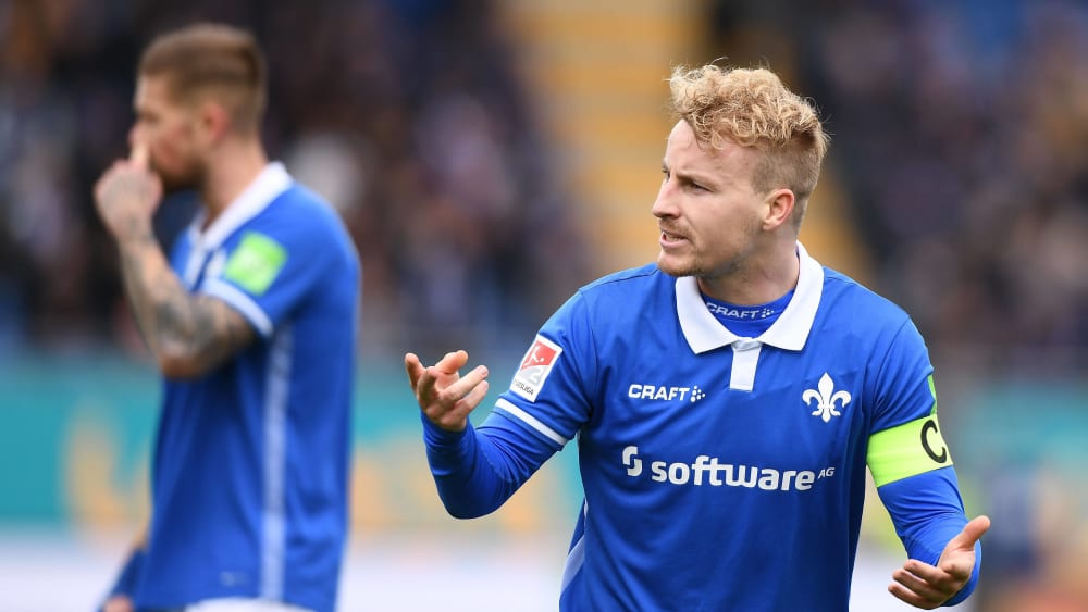 Darmstadts Fabian Holland (rechts) ärgert sich
