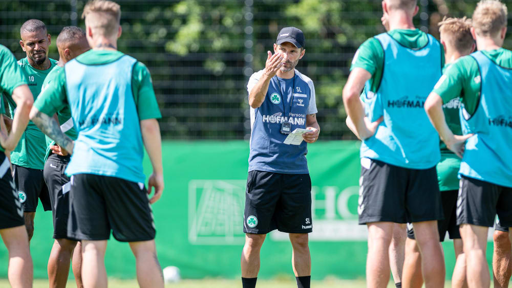 Herkommen: Stefan Leitl bittet seine Schützlinge zum Rapport.