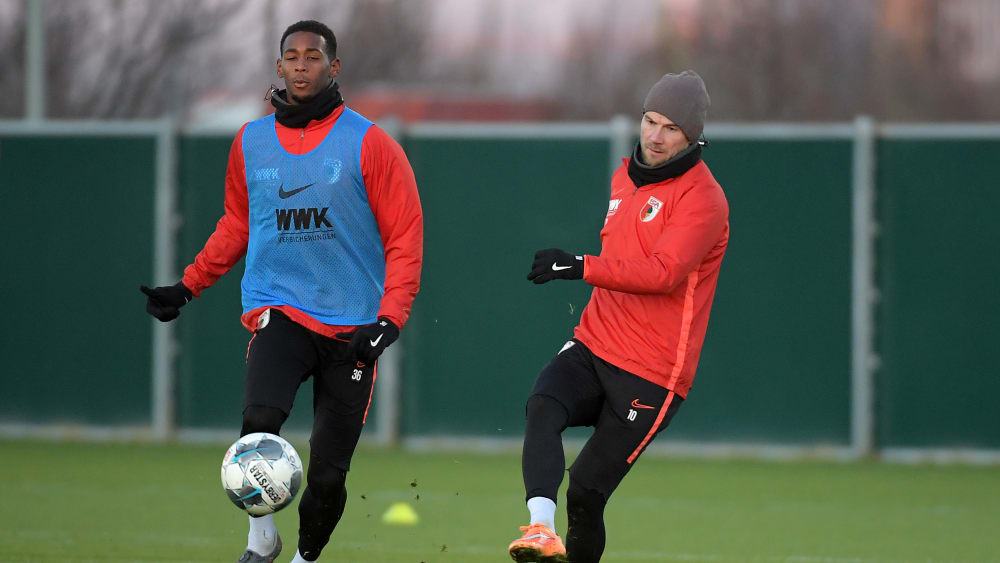 Wird Augsburgs Reece Oxford (li.) bald verlieren?