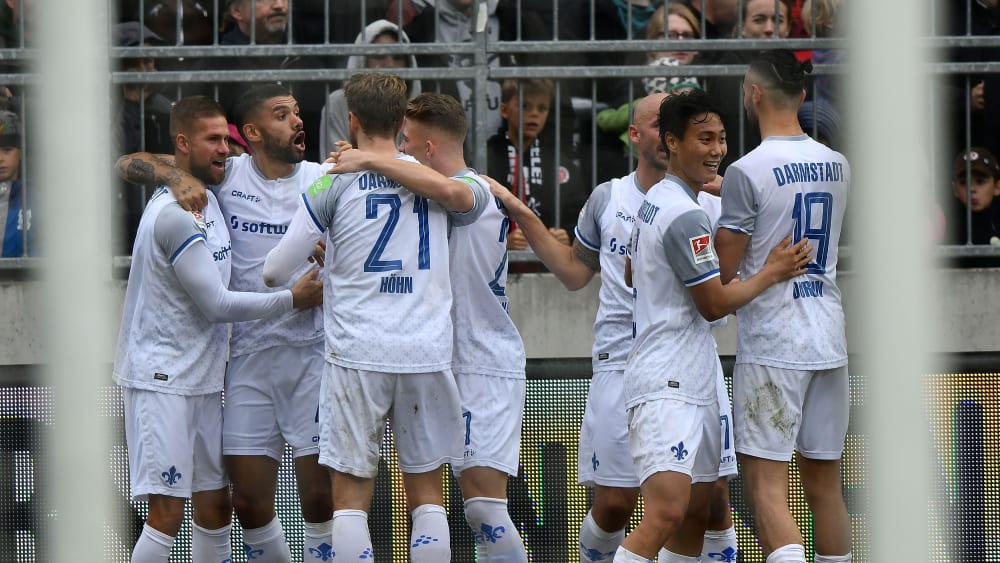 Späte Freude: Darmstadt bejubelt den einzigen Treffer durch Palsson (2.v.l.).