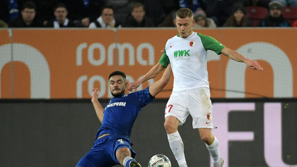 Lange Zeit nicht auf Augenhöhe: Schalkes Ozan Kabak (li.) und Augsburgs Alfred Finnbogason.