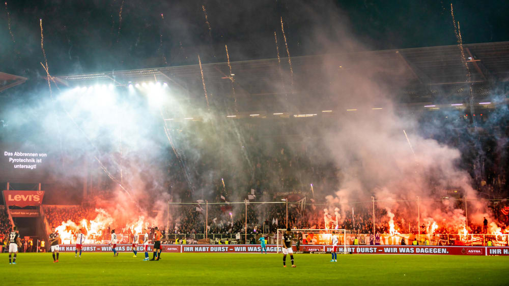 Rauchschwaden in Hamburg: Das Derby vom 16. September 2019.