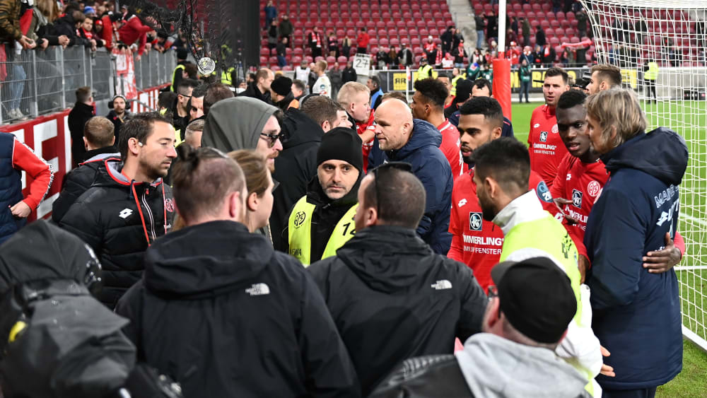 Redebedarf: Rouven Schröder und die Mainzer Spieler mussten sich nach Abpfiff dem Unmut der Fans stellen.