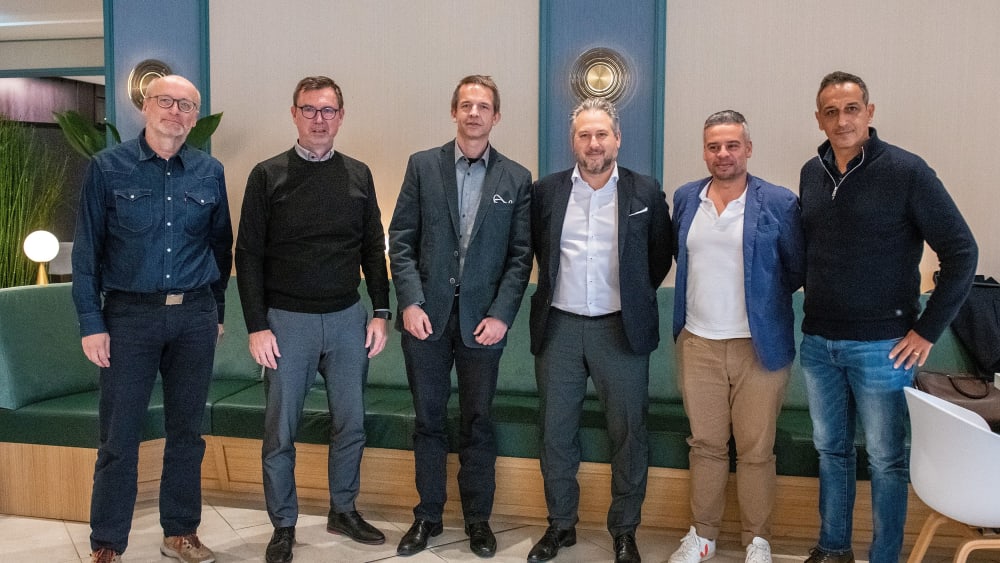Ilja Kaenzig, Rachid Azzouzi und Stefan Hofmann mit den kicker-Reportern Michael Ebert (li.), Thiemo Müller (3. v. li.) und Benni Hofmann.
