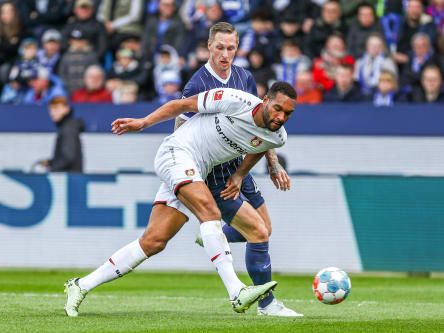 Jonathan Tah im Duell mit Sebastian Polter (hinten)