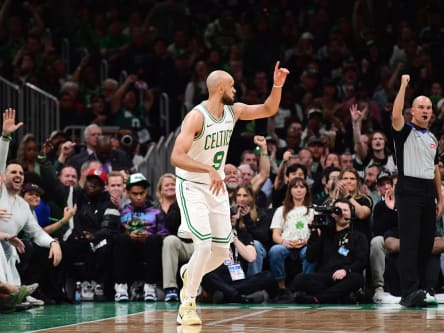 20. April 2025; Boston, Massachusetts, USA; Der Boston Celtics Guard Derrick White (9) antwortete nach einem Dreipunktkorb gegen die Orlando Magic von TD Garden in der ersten Hälfte. Obligatorische Kredit: Bob Dehiara-Imagn