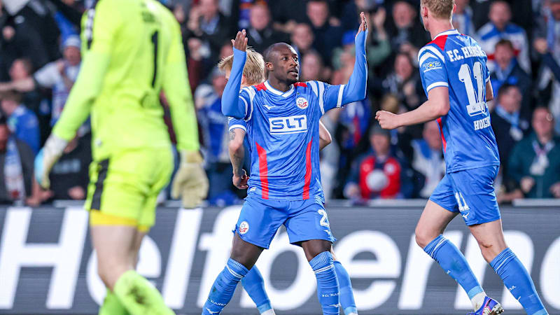 2026.04.08, xkwix, Fußball, 3.Liga, SC Verl - F.C. Hansa Rostock, SPORTCLUB Arena, 32.Spieltag, Saison 2025 2026: Jubel beim Tor zum 1:1 durch Christian Kinsombi (Hansa Rostock 27) DFB regulations prohibit any use of photographs as image sequences and or quasi-video. Photo: xKamilxWilkowskixPressefotoKochx Nordrhein-Westfalen Deutschland *** 2026 04 08, xkwix, Fußball, 3 Liga, SC Verl F C Hansa Rostock, SPORTCLUB Arena, 32 Spieltag, Saison 2025 2026 Jubel beim Tor zum 1 1 durch Christian Kinsombi Hansa Rostock 27 DFB regulations prohibit any use of photographs as image sequences and or quasi video Photo xKamilxWilkowskixPressefotoKochx Nordrhein Westfalen Germany