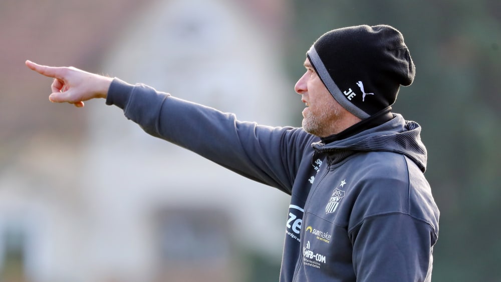 FSV Zwickau-Trainer Joe Enochs an der Seitenlinie-