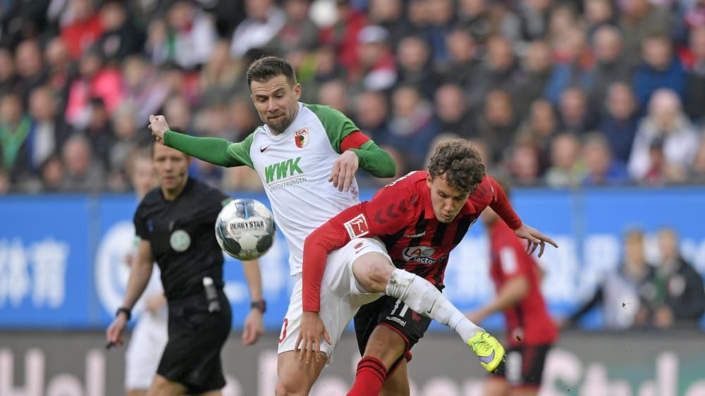 Umk&#228;mpftes Match mit gerechtem Ausgang: Augsburg und Kapit&#228;n Daniel Baier (links) trennten sich mit 1:1 vom SC Freiburg und Luca Waldschmidt.