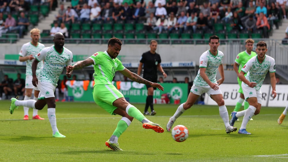 Eiskalte Wölfe: Wolfsburgs Lukas Nmecha trifft mit der ersten Chance zum 1:0 in Fürth.