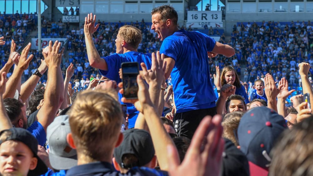 Freude mit Fans über Drittliga-Aufstieg