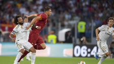 Zu spät eingefangen: Edin Dzeko (rotes Trikot) besorgte für die Roma kurz vor der Pause das 2:2.