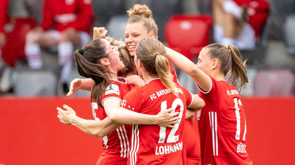 Die FCB-Frauen bejubeln Linda Dallmanns Treffer.
