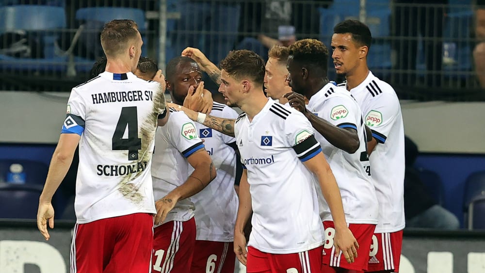 Hamburger Jubeltraube:&nbsp;Die Spieler des HSV feiern einen Treffer beim späten Sieg gegen Sandhausen.