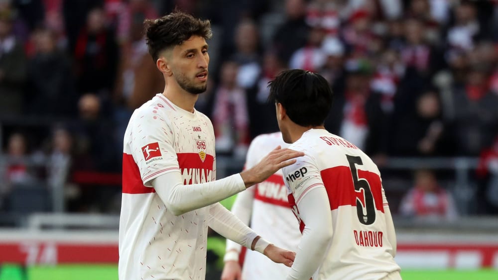 Atakan Karazos (li.) und Mahmoud Dahoud kämpfen um einen Stammplatz in der VfB-Startformation.