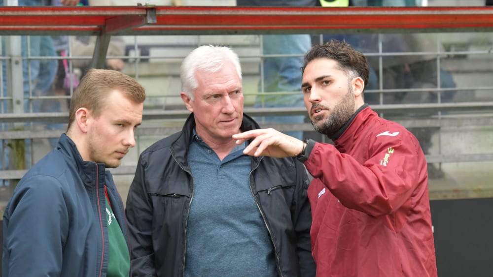 Rob Reekers (Mitte) mit Teammanager Rene Harder (links) und Cheftrainer Julian Hesse.