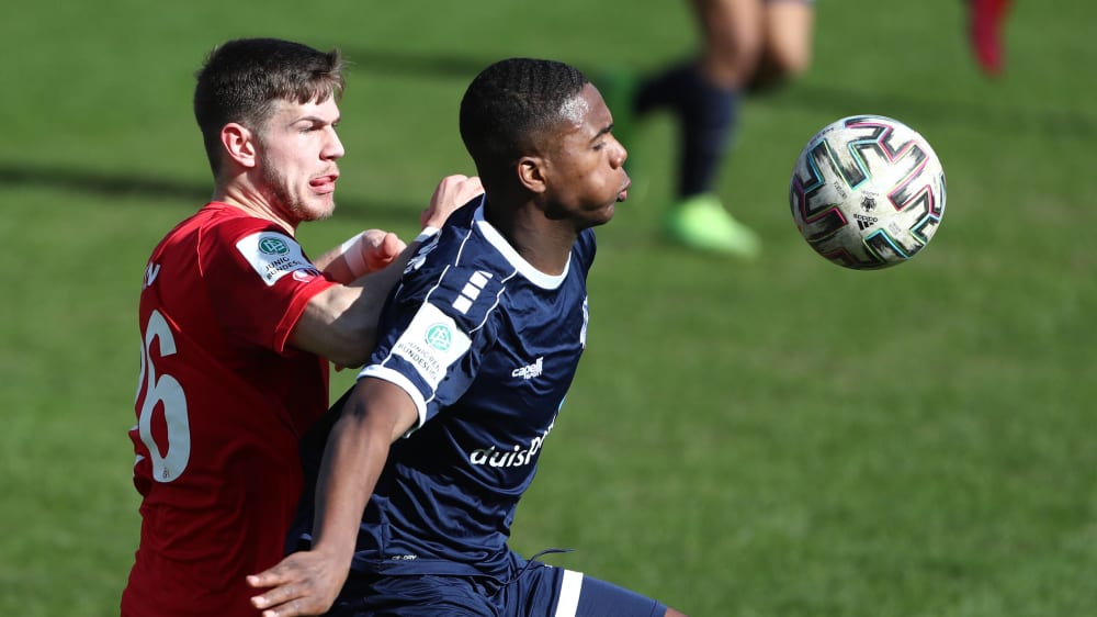 Folarin Ibigoni Williams (rechts) zieht es an den Schetters Busch.
