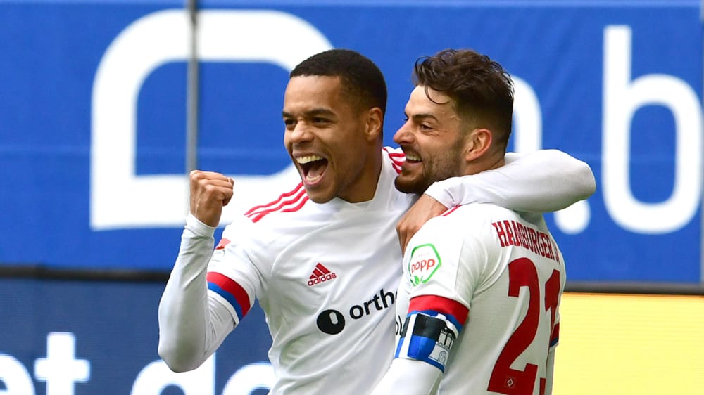 Tim Leibold freut sich mit Jan Gyamerah (li.) über das Tor zum 2:0 gegen Heidenheim.