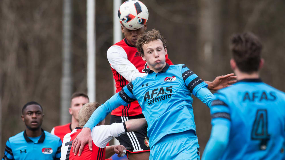 Wirft sich ab sofort für den Greifswalder FC in die Kopfballduelle: Finn Berk (Zweiter von rechts), hier im Trikot des AZ Alkmaar