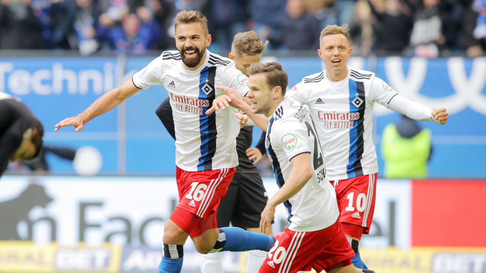 Karlsruhes Jerome Gondorf gegen Hamburgs Jeremy Dudziak.