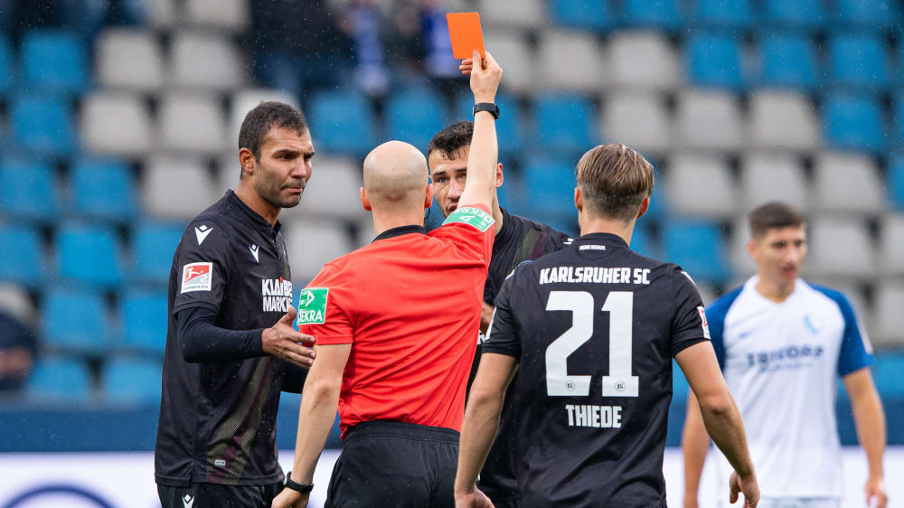 Diese Szene stellte den Spielverlauf auf den Kopf: Schiedsrichter Nicolas Winter zeigt Karlsruhes Lukas Fröde die Ampelkarte.
