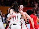 Chelsea Gray, Caitlin Clark jubelt nach Spielende Freude Emotion Basketball FIBA World Cup Weltmeisterschaft Frauen WM Finale Saison 2026 2027 13.09.2026 Frankreich vs USA *** Chelsea Gray and Caitlin Clark celebrate after the game Joy Emotion Sports Basketball FIBA World Cup Women s World Championship Final 2026-2027 Season September 13, 2026 France vs. USA