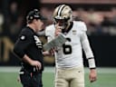 New Orleans Saints Quarterback Tyler Shough (6) spricht während der zweiten Halbzeit des NFL-Spiels gegen die Atlanta Falcons im Caesars Superdome mit Head Coach Kellen Moore.