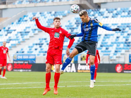 Maurice Deville beim Kopfball