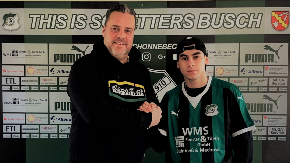 Verstärkung für das offensive Mittelfeld: Der sportliche Leiter Christian Leben (links) begrüßt Görkem Osman Dombayci bei der SpVg Schonnebeck.