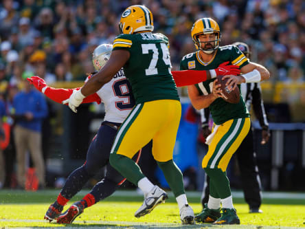 New England Patriots Defensive Tackle Davon Godchaux (92) attackiert Packers-QB Aaron Rodgers (re.)