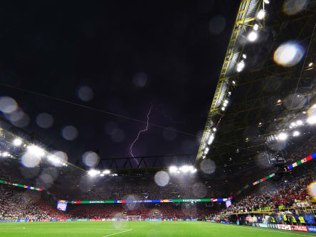 Potzblitz: Ein starkes Unwetter sorgte für eine Spielunterbrechung in der ersten Hälfte.