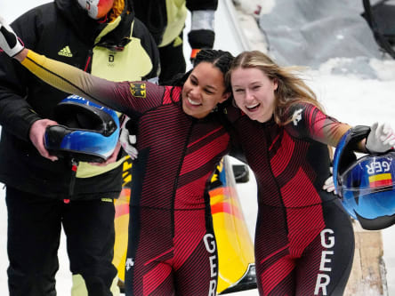 Laura Nolte (re.) wurde mit Deborah Levi 2022 Olympiasiegerin im Zweier-Bob.