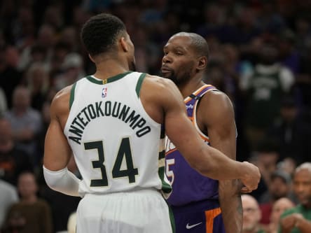 Napastnicy Milwaukee Giannis Antetokounmpo (34) i Phoenix Sun Forward Kevin Durant (35) mówią w drugiej połowie meczu koszykówki NBA w Phoenix w poniedziałek, 24 marca 2025 r. (AP Photo/Rick Scuteri)
