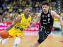Oldenburg, Niedersachsen, DEU, 08.05.2026, Kyle Lofton (links, EWE Baskets Oldenburg) und Joshua Obiesie (rechts, Basketball Löwen Braunschweig). EWE Baskets Oldenburg vs. Basketball Löwen Braunschweig. Basketball. 1. Basketball-Bundesliga Saison 2025 2026, 33. Spieltag, Grosse EWE Arena. EWE Baskets Oldenburg vs. Basketball Löwen Braunschweig *** Oldenburg, Lower Saxony, DEU, 08 05 2026, Kyle Lofton left, EWE Baskets Oldenburg and Joshua Obiesie right, Basketball Lions Braunschweig EWE Baskets Oldenburg vs Basketball Lions Braunschweig Basketball 1 Basketball Bundesliga Season 2025 2026, 33 Matchday, Grosse EWE Arena EWE Baskets Oldenburg vs Basketball Lions Braunschweig