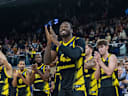 Rostock, Deutschland 20. Oktober 2026: BKT EuroCup - 2026 2027 - Gruppenphase - Gruppe A - Sp. 4 - Rostock Seawolves gegen Aris Thessaloniki Im Bild: Thanasis Antetokounmpo (Aris Thessaloniki) und die Mannschaft von Aris feiern mit den Fans *** Rostock, Germany, October 20, 2026 BKT EuroCup 2026-2027 Group Stage, Group A, Game 4: Rostock Seawolves vs. Aris Thessaloniki Pictured: Thanasis Antetokounmpo of Aris Thessaloniki and the Aris team celebrating with the fans Copyright: xFotostandx xVoelkerx