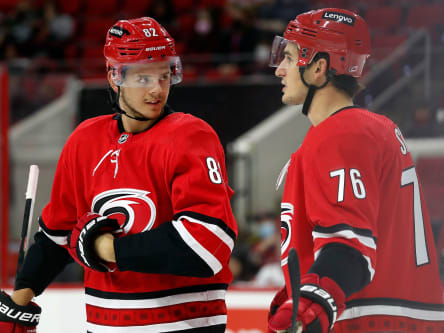Jesperi Kotkaniemi, Brady Skjei (re.)