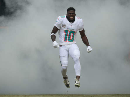 Miami Dolphins Wide Receiver Tyreek Hill (#10) läuft bei den Pregame-Introductions im Hard Rock Stadium in Miami Gardens, Florida, auf das Spielfeld
