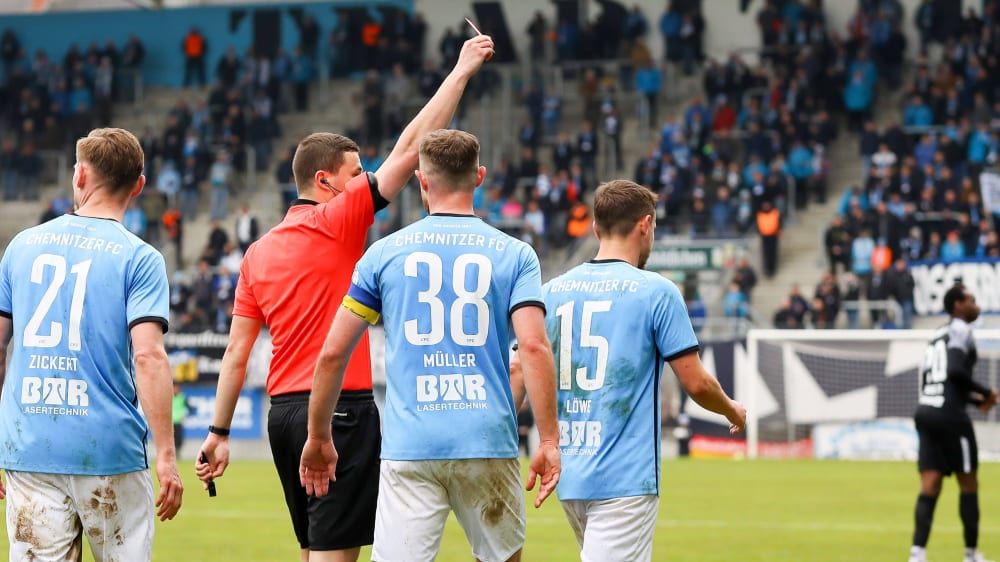 Raus in der 78. Minute: Chris Löwe (Nummer 15) sah beim Spiel des Chemnitzer FC gegen den SV Lichtenberg 47 die Rote Karte.