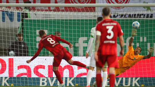 Ab in den Winkel: Issak Bergmann Johannesson (#8) erzielte den Siegtreffer für Fortuna Düsseldorf.