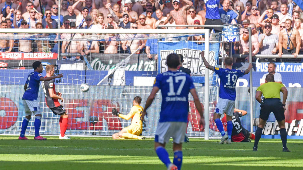 Guido Burgstaller (#19) jubelt, das (Eigen-)Tor erzielte aber Niklas Stark (#5).