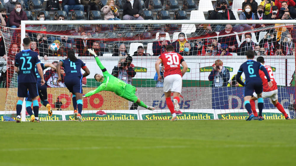 Das 1:0 für Freiburg: Vincenzo Grifo (re.) verwandelt vom Punkt.
