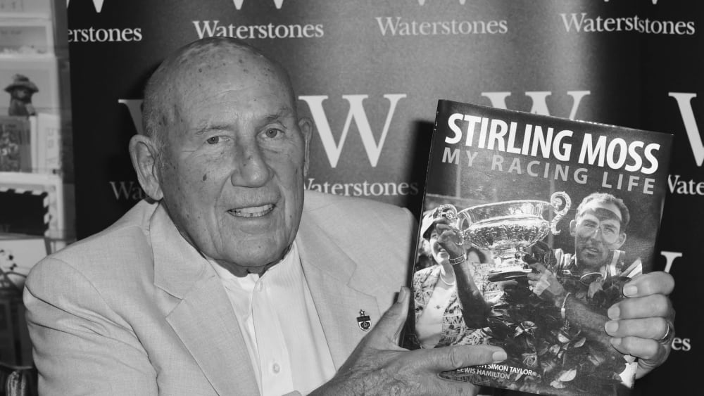 Sir Sterling Moss mit seiner Autobiografie im Jahr 2015. Der fr&#252;here Rennfahrer starb am Sonntag im Alter von 90 Jahren.