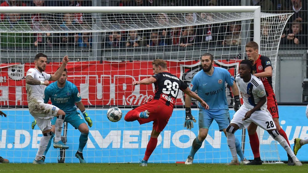 Lucky Punch in der Nachspielzeit: Wiesbadens Kn&#246;ll (Nummer 39) erzielt das 1:1 gegen den Hamburger SV.