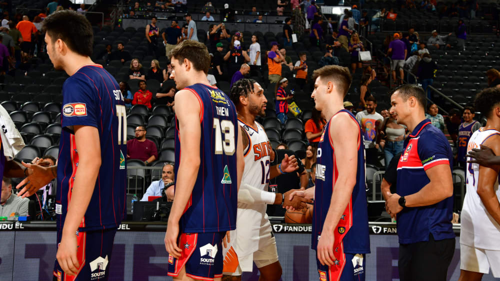 Überraschender Ausgang: Ish Wainright von den Phoenix Suns gratuliert den Adelaide 36ers.
