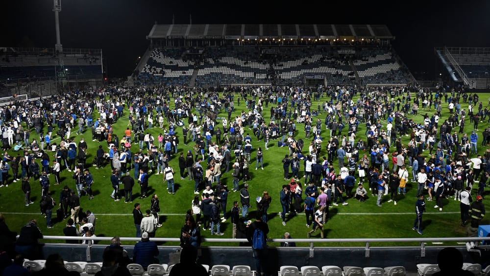 Ausschreitungen in La Plata: Die Fans suchten Schutz auf dem Spielfeld des Stadions.