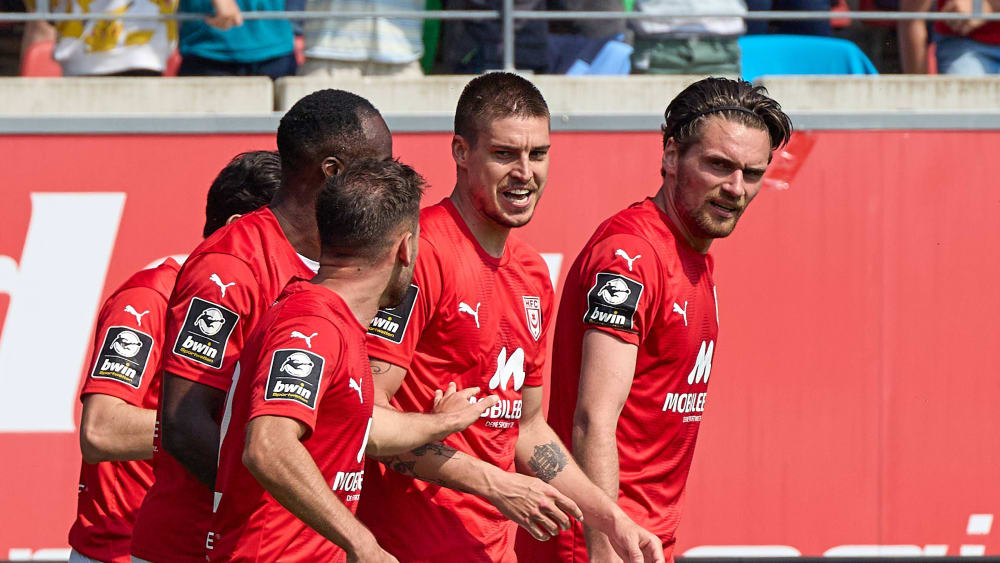 Halle feierte nicht nur den Treffer zum 2:0 gegen Rot-Weiss Essen durch Andor Bolyki  (2.vre.), sondern auch einen großen Schritt in Richtung Klassenerhalt.